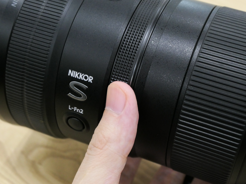 指を添えている部分がコントロールリング。写真右側がフォーカスリング