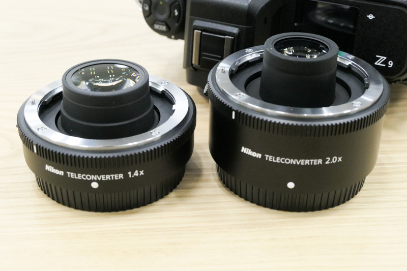 別売のテレコンバーターを装着できる