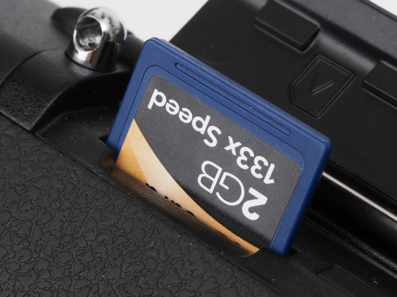 メディアスロットは、特にドアの切り欠きがあるわけではなくて、爪を隙間に突っ込んでオープンする感じです。2GB以内の容量のSDカードでなければならないのですが、これ、今となっては結構入手するためのハードル高いです。