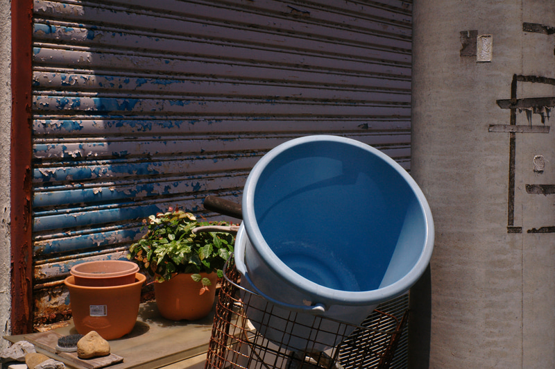 片隅の光景です。ハイライト方向に露出の比重を置いていますが、シャドーの再現とつながりが素晴らしく。これ、想像以上でしたわ。<br>R-D1　ULTRON 28mm F2（F11・1/550秒）ISO 400