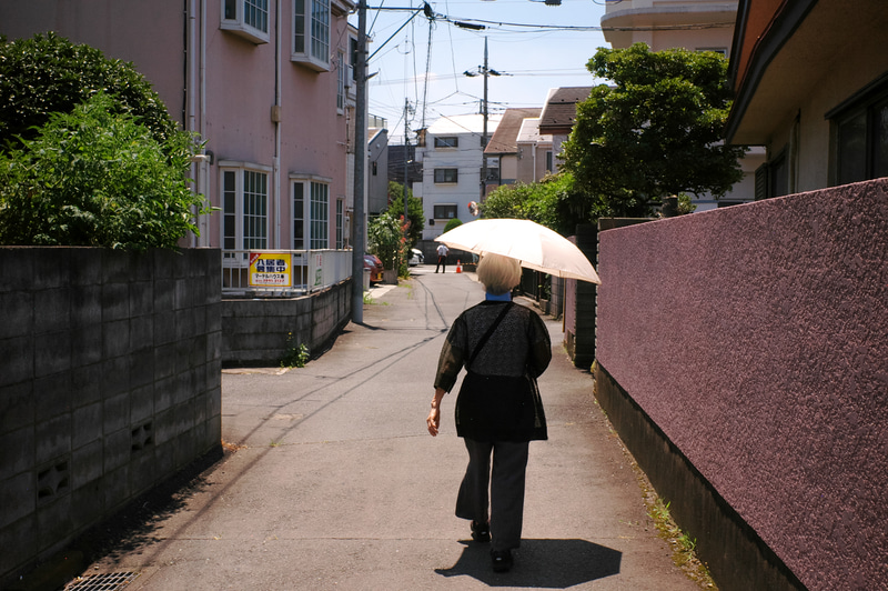 目測で3mにセット。前を歩く人をパチっと、というMFのレンジファインダーカメラならではの撮影方法。ハイライト再現はもう少しだけ粘りたいところですけど、中間調からシャドーにかけての調子は本当にいいですね。<br>R-D1　ULTRON 28mm F2（F8・1/1,200秒）ISO 400