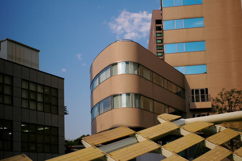 都市の風景なんですが、もうちょっと淡白な再現をするんじゃないかと予想していたのですが、ヘンに情緒があります。<br>R-D1　ULTRON 28mm F2（F8・1/640秒）ISO 200