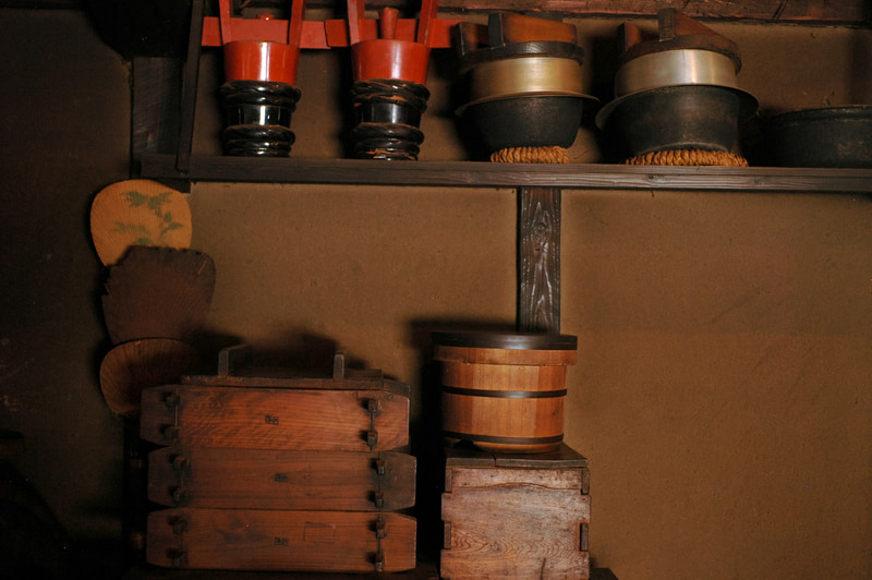 暗い条件だったのでISO 800設定で撮影していますが、シャドー部分に白い小さなポツポツがありますねえ。消してしまうかと思ったのですが、このままにします。<br>R-D1　ULTRON 28mm F2（F2.8・1/60秒）ISO 800