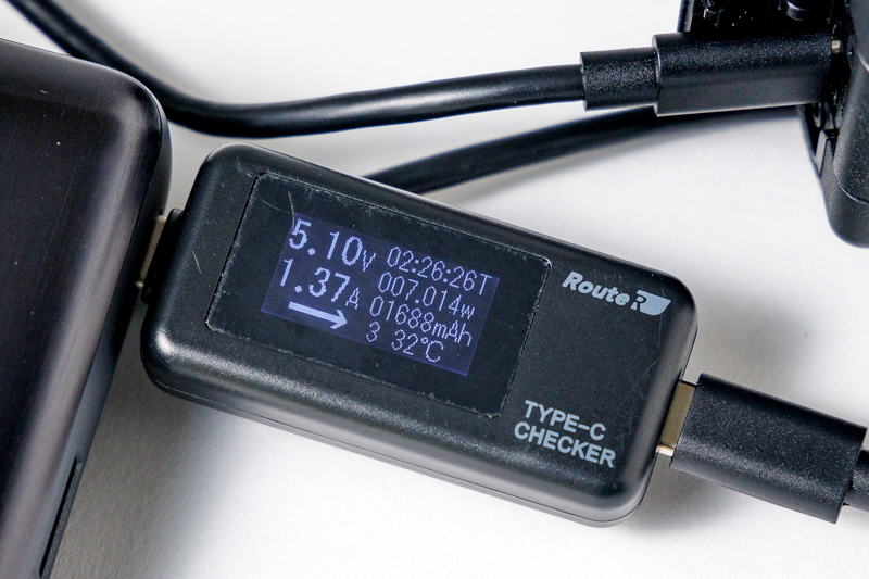 充電時は約5Vで給電され、電流値は1.35～1.45Aくらいの間で安定する