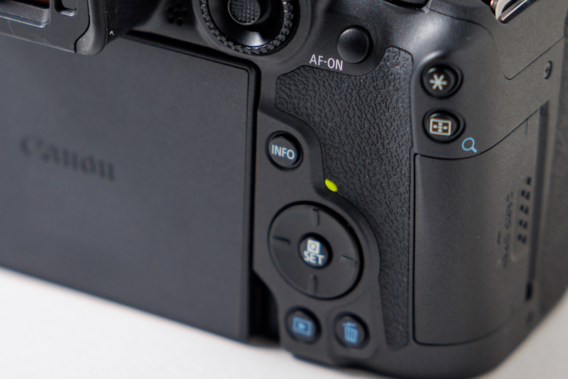 EOS R7は背面の十字ボタンの上のステータスランプが緑に点灯