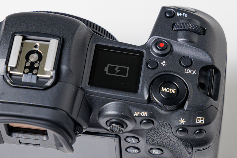 EOS R5はカメラ上面のステータスパネルにバッテリーマークが表示