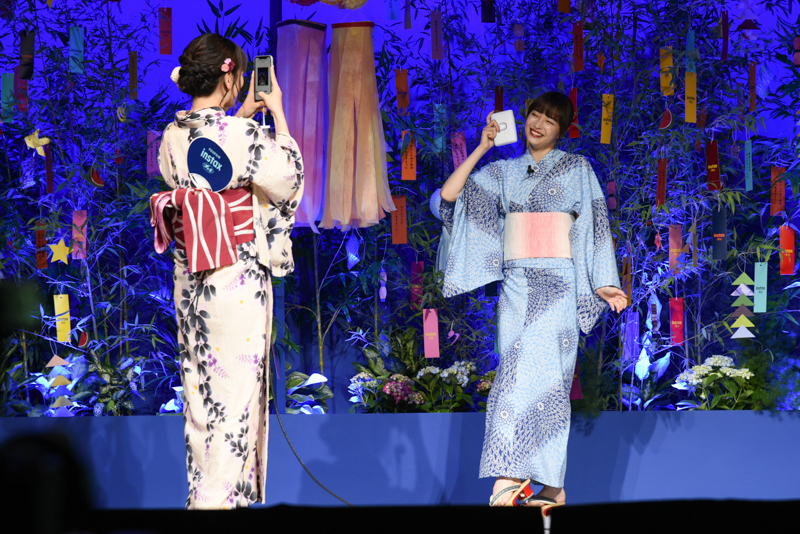 舞台上でお二人による撮影会が始まる