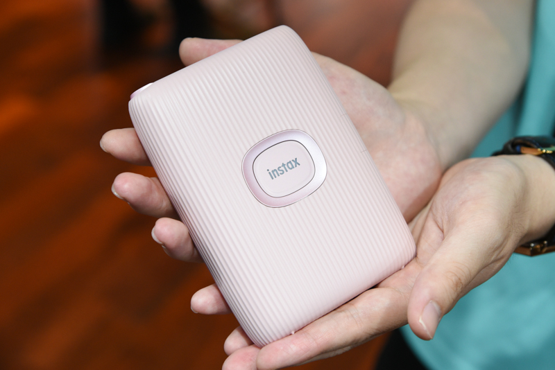 縦縞のデザインは従来機から踏襲しているが、縦縞の幅が広くなっている。従来機より“柔らかい印象”に仕立てているという