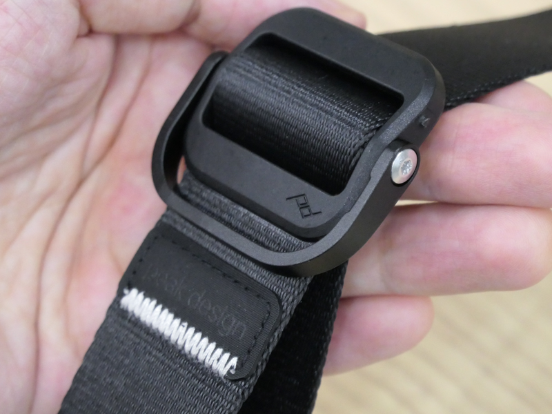 アクセントのステッチがホワイトになっている