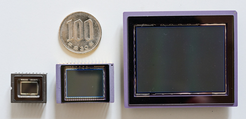 写真1：撮像素子の大きさ比較。左はコンパクトデジカメ用、中央はフォーサーズ用、右は中判（44×33mm判）用