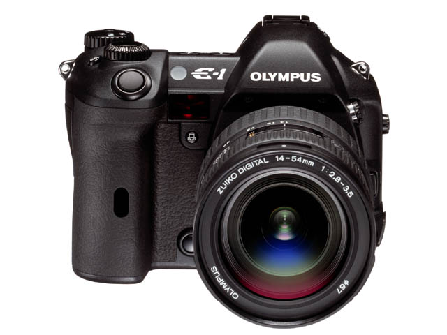 写真4：フォーサーズフォーマットの第1号機オリンパスE-1