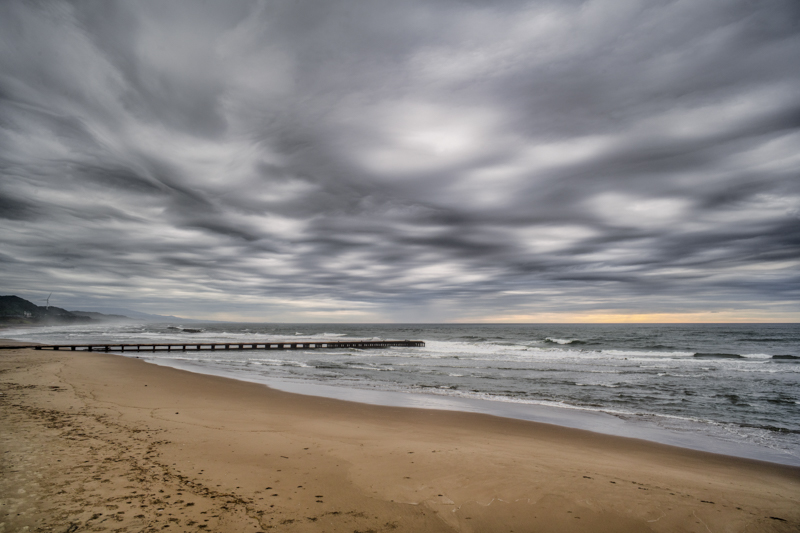 非日常的な雲の色彩がドラマチック。画面の隅々まで均一な画像が得られるZEISSの描写力は魅力的<br><span class="fnt-85">ニコン Z 7II／25mm／マニュアル露出（F13、1/25秒）／ISO 100／WB：自然光オート</span>