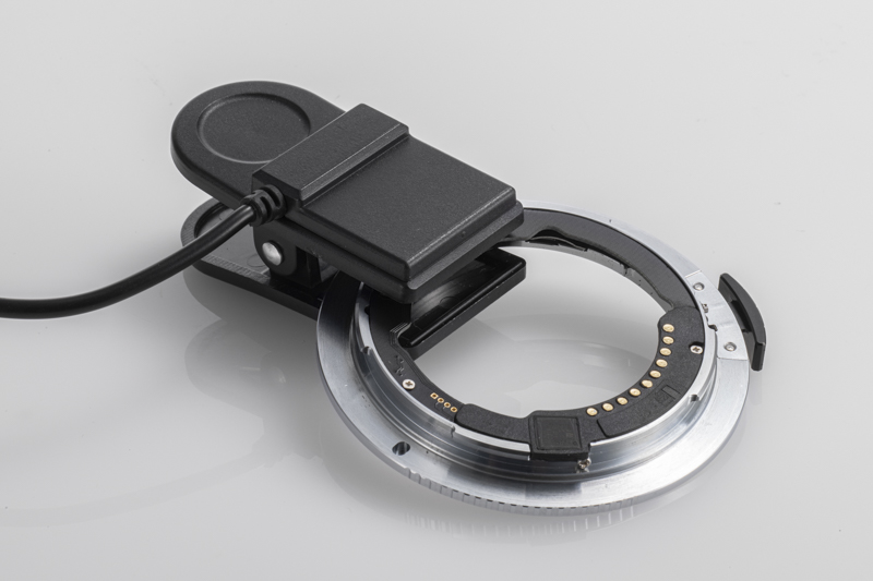 電子接点を合わせてアダプターをはさむ