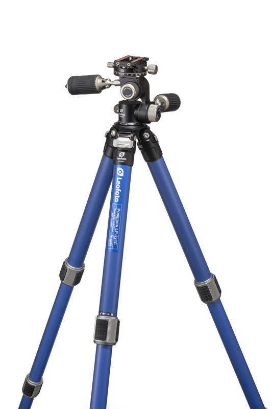 <span class="fnt-110"><b> LP-324C</b></span><br>価格：7万4,800円（税込）／伸長：1,300mm／収納高：495mm／最低高：70mm／段数：4段／最大脚径：32mm／耐荷重：15kg／質量：1,440g <br><br><span class="fnt-110"><b>FW-01R</b></span><br>価格：4万4,000円（税込）／クランプ径：60mm／ベース径：46mm／耐荷重：10kg／質量：730g