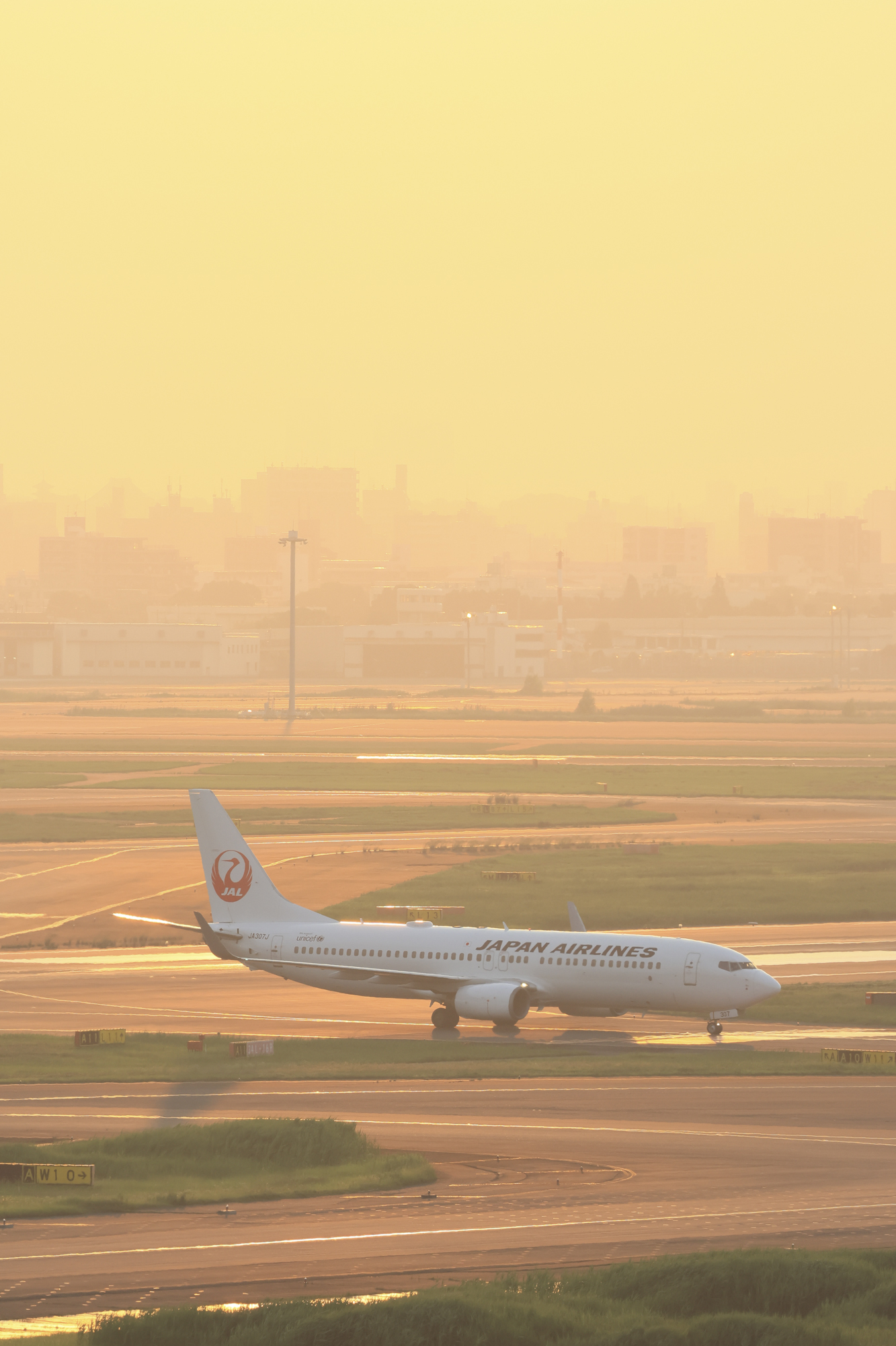 フレキシブルゾーンAF1で縦位置に構えるとすぐにコックピット付近にAFが合ってくれた（チャーリィ古庄）<br><span class="fnt-85">RF100-500mm F4.5-7.1 L IS USM／254mm（406mm相当）／マニュアル露出 （F6.3、1/800秒）／ISO 800／WB:オート</span>