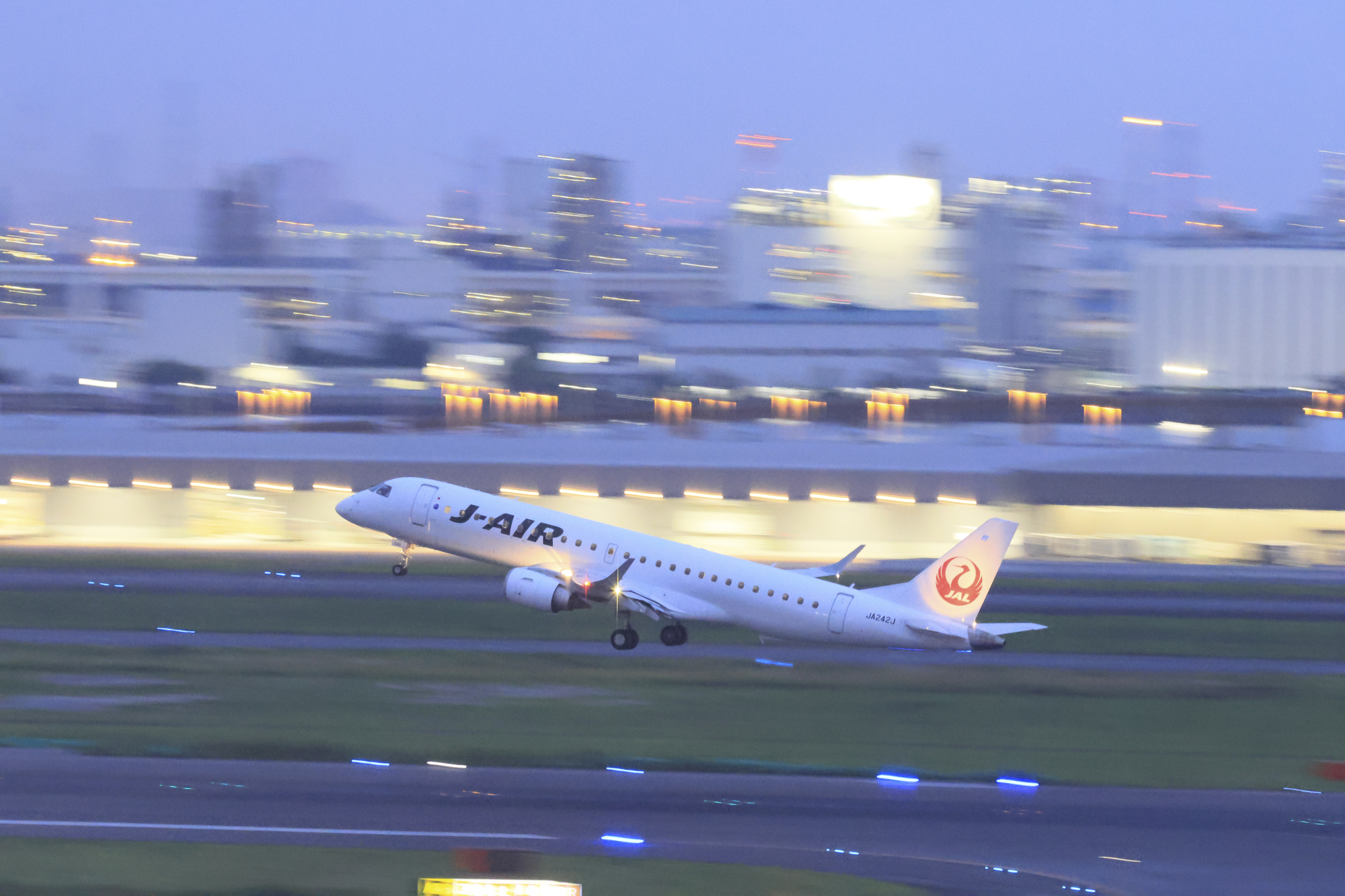 <span class="fnt-85">EF70-200mm F2.8L IS III USM／200mm（320mm相当）／マニュアル露出（F5、1/40秒）／ISO 16000／WB:太陽光</span>