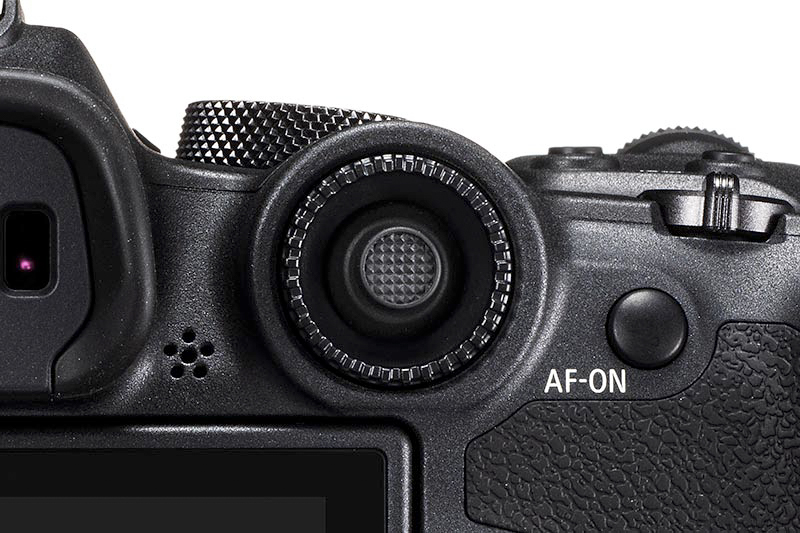 最初は不思議な感じがしたが、 撮影していればこの位置にサブ電子ダイヤルがあるのは慣れてくる。EVF をのぞきながら操作できるのでかなり便利だ