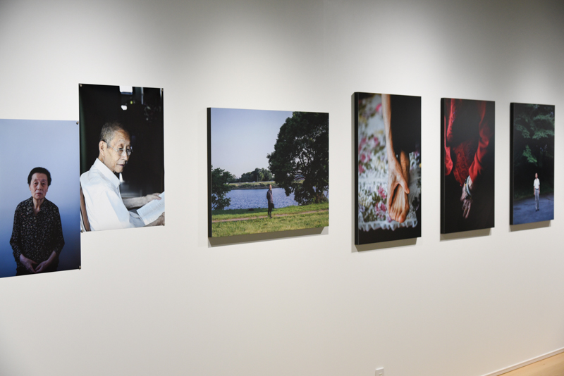 故郷の中国で撮影した家族の写真が並ぶ