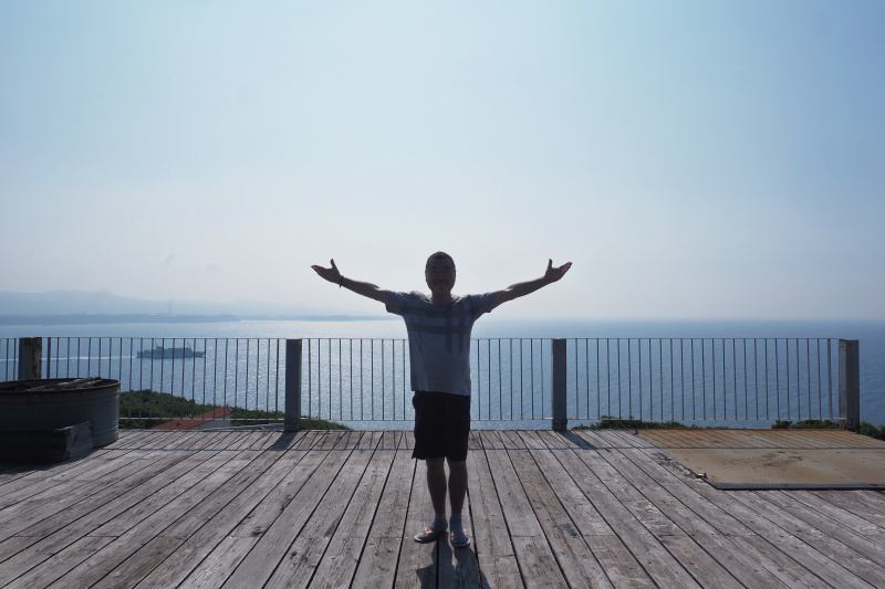 向こうに見えるのは沖縄の今帰仁