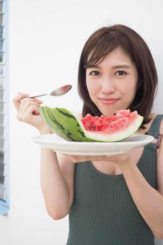 撮影中。スイカの差し入れを食べる、モデル秦瑞穂さん