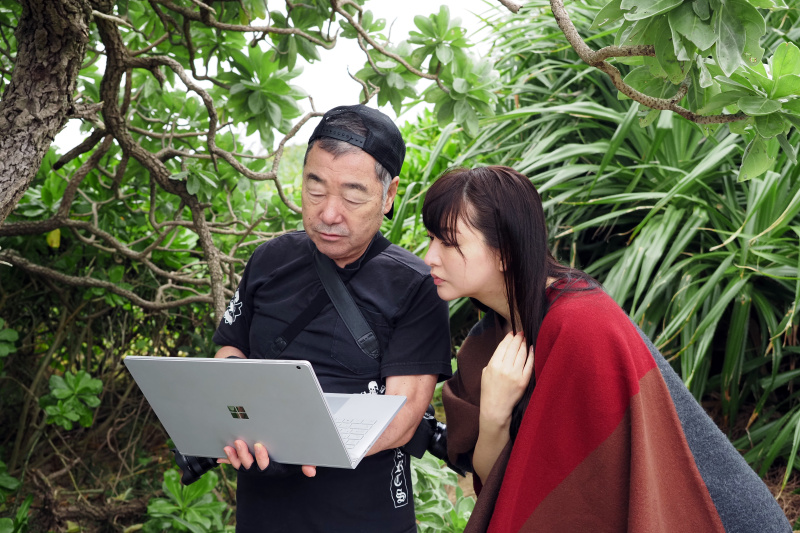 撮影後に写真確認をする、歩りえこさん