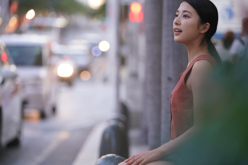 国際通りで撮影。モデル竹内茉音