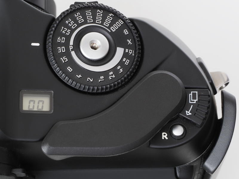 デジタルカメラだと思って見ていると、巻き上げレバーがあるのは珍妙な感じもしますね。最高速シャッターが1/8,000秒なので、ダイヤルがすごくデカいんです。スペースないもんね。