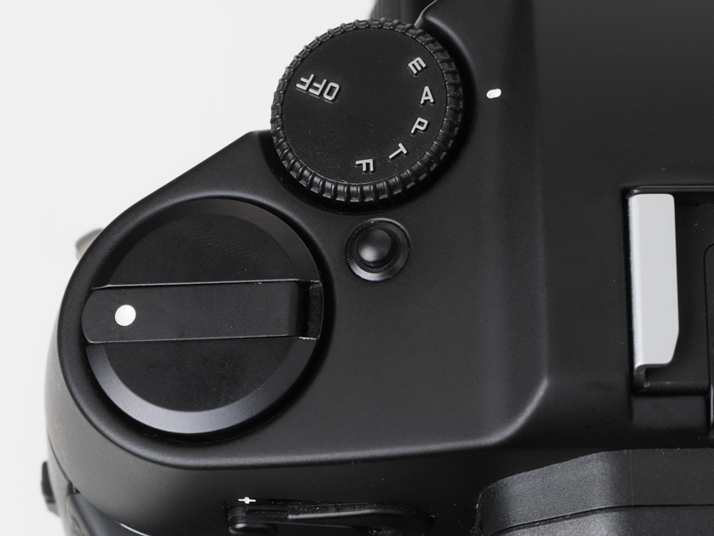 フィルム巻き戻しクランクもデジタルモジュールR装着時には用無し。なんだけど、心配性なんで、つい撮影しながらクランクが回転しているのか確認しそうになるのです。いや回転はしませんけど。