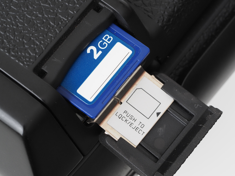 記録メディアはSD。みんなの嫌いなシングルスロットです。図体でかいのに。しかも容量は2GBまで！ お願いです。誰か机の引き出しの中で存在を忘れられた2GBのSDを探してください。もちろん無料で引き取ります。