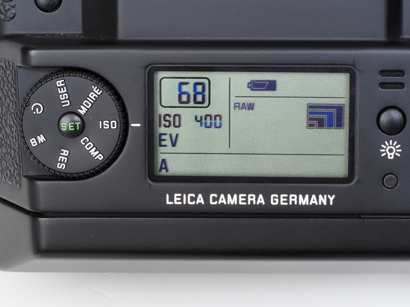 背面下部の表示パネル。大きく見やすいです。左側のダイヤルでホワイトバランスやISO感度など目的の項目を選び、本体側の背面ダイヤルと組み合わせて設定を変更します。モアレの軽減はJPEG設定時のみ。