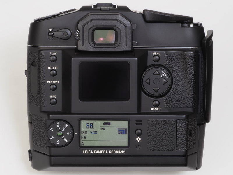 ライカR9+デジタルモジュールRの背面。最初から一体型のデジタル一眼レフのように自然に見えますね。ライカR8/R9の開発段階から、デジタルモジュールR装着は考えられていたのだと思われます。