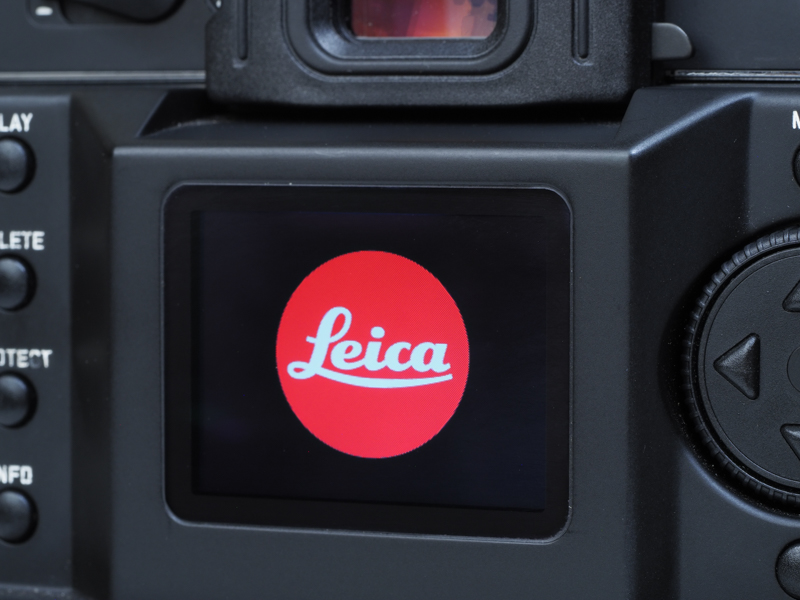 電源を入れると背面モニターにライカのシンボルマークが立ち上がります。電源を入れるたびにモニターに向かって手を合わせそうになるのを我慢しています。嘘です。