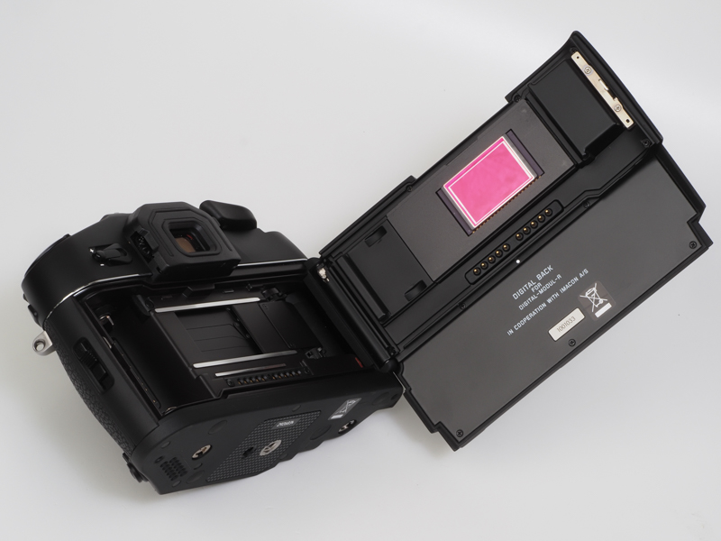 モジュールRは裏蓋開閉レバーを操作すれば開きます。CCDセンサーがむき出しになります。掃除がラクですが、だからといって無闇に拭いてはダメです。フィルム室にパトローネを入れてもいけません。