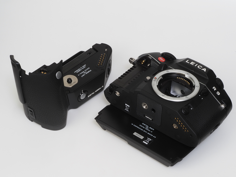 「デジタルモジュールR用パワーユニット」の文字が見えます。モジュールR装着ののちに取り付けます。ユニットにはモーターが内蔵されており、シャッターチャージを行います。フィルムのライカR9のモーター動作音と酷似しています。