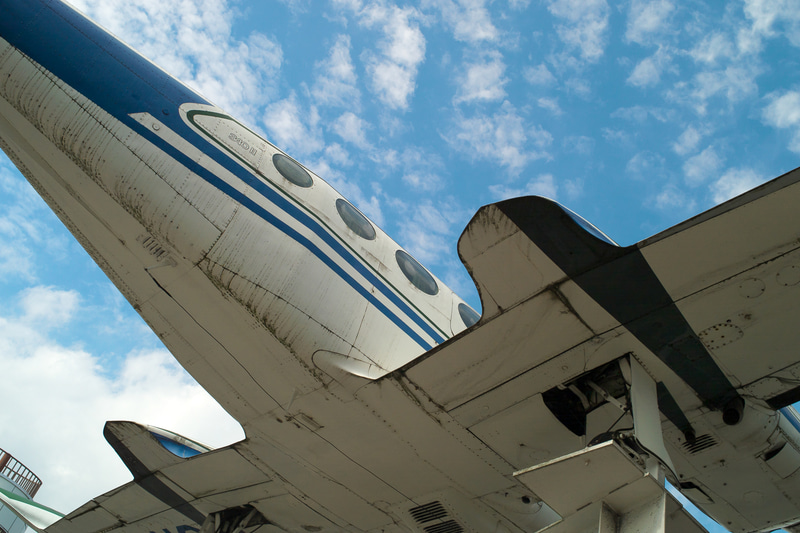 うちにあるライカRレンズでは一番設計が新しいかも。シャドーからハイライトまで良い階調の繋ぎ方ですねえ。でもデザインは嫌いだなあ。フォーカスリングはゴム巻きで白くなるし。組み込み型のフードを採用しているけど、すぐに引っ込むし。<br>R9 - Digital Back DMR　エルマリートR 28mm F2.8（F8・1/1,500秒）ISO 400