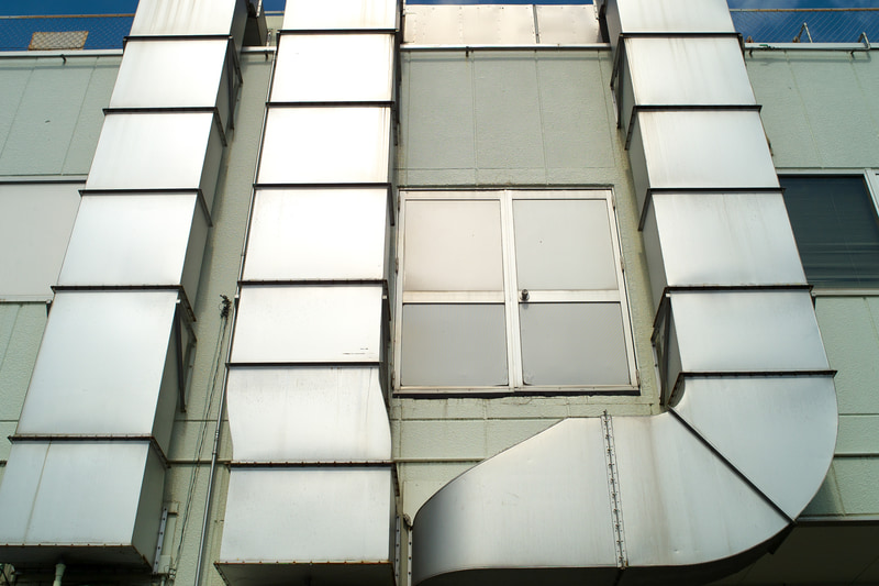 大好きな造形的なダクトを発見しました。これもうまく階調を繋いでいます。後期型のこのレンズはROM付きになり、ライカRカムしか用意されていないので、あえて古い3カムタイプのものを選んだ記憶があります。性能的には信頼の1本です。<br>R9 - Digital Back DMR　エルマリートR 28mm F2.8（F8・1/2,000秒）ISO 400