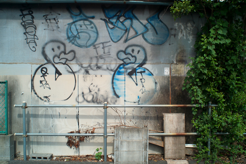 画像の平坦性は悪くないようです。歪曲収差も小さい。これもセンサーサイズの都合で四隅は写ってないので、欠点はわかりませんが、中庸感度のフィルムでの使用では絞りの設定によって竹箒で掃いたような流れが出ることがあります。<br>R9 - Digital Back DMR　スーパーアンギュロンR 21mm F4（F9.5・1/750秒）ISO 400