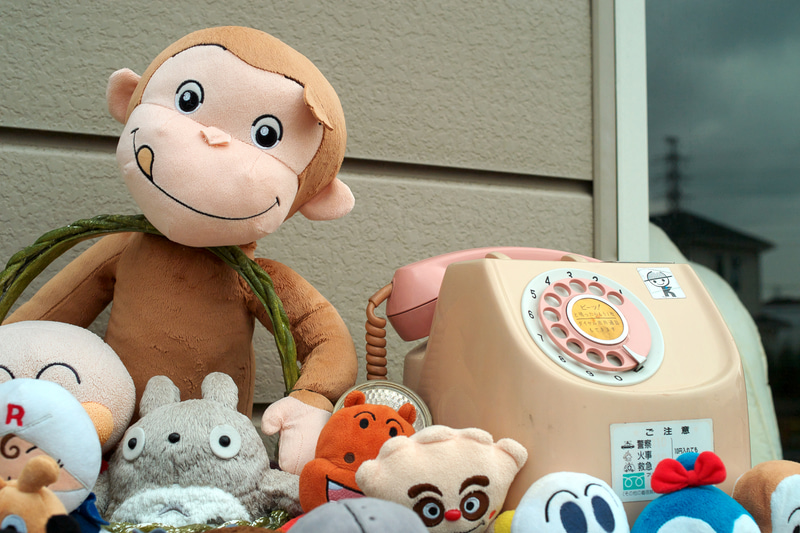 古道具屋さんの店頭です。曇天ですが、明確な写りですね。素晴らしくシャープです。ライカRマウントの35mmレンズはF1.4、F2、F2.8とあるのですが、時代によらずよく写ります。35mm好きにはたまりませぬ。<br>R9 - Digital Back DMR　ズミクロンR 35mm F2（F5.6・1/1,000秒）ISO 400