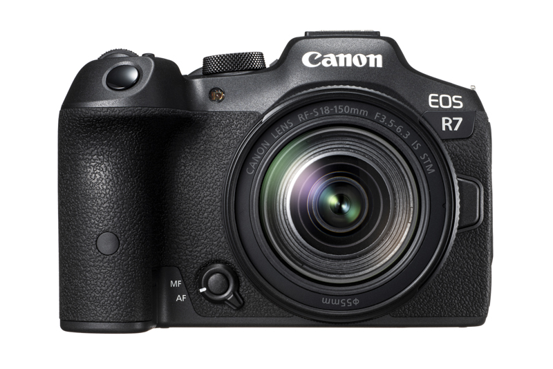 <br> <br><b><span class="fnt-120">SPECIFICATION</span></b><br> <br><b>撮像素子：</b>CMOSセンサー<br><b>有効画素数：</b>約3,250万画素<br><b>記録画素数：</b>6,960×4,640画素<br><b>記録媒体：</b>SD／SDHC／SDXCメモリーカード（UHS-II、UHS-I対応）<br><b>レンズマウント：</b>キヤノンRFマウント<br><b>有効撮影画角：</b>レンズ表記焦点距離の約1.6倍に相当<br><b>EVF：</b>0.39型、約236万ドット、約1.15倍<br><b>アイポイント：</b>約22mm <br><b>AFエリア：</b>スポット１点AF、1点AF、領域拡大AF（上下左右）、領域拡大AF（周囲）、全AF、フレキシブルゾーンAF（AF1、AF2、AF3）<br><b>自動選択時AFエリア分割数：</b>最大651分割<br><b>被写体検出：</b>人物／動物／乗り物<br><b>測光輝度範囲：</b>EV-2～20（静止画撮影）<br><b>ISO感度（常用）：</b>100～32000 <br><b>最高シャッター速度：</b>メカ／電子先幕1/8,000秒、電子1/16,000秒<br><b>最高連続撮影枚数：</b>メカ／電子先幕15コマ/秒、電子30コマ/秒<br><b>連続撮影可能枚数：</b>RAW約46枚、JPEG約184枚<br><b>手ブレ補正：</b>8段（協調）<br><b>動画記録サイズ：</b>4K UHD Fine（30P）、4K UHD（60P）、4K UHDクロップ（60P）、フルHD <br><b>背面モニター：</b>3.0型、約162万ドット<br><b>撮影可能枚数：</b>約380枚（EVF、なめらかさ優先）<br><b>大きさ（W×H×D）：</b>約132.0×90.4×91.7mm <br><b>重量：</b>約612g（バッテリー、カードを含む）