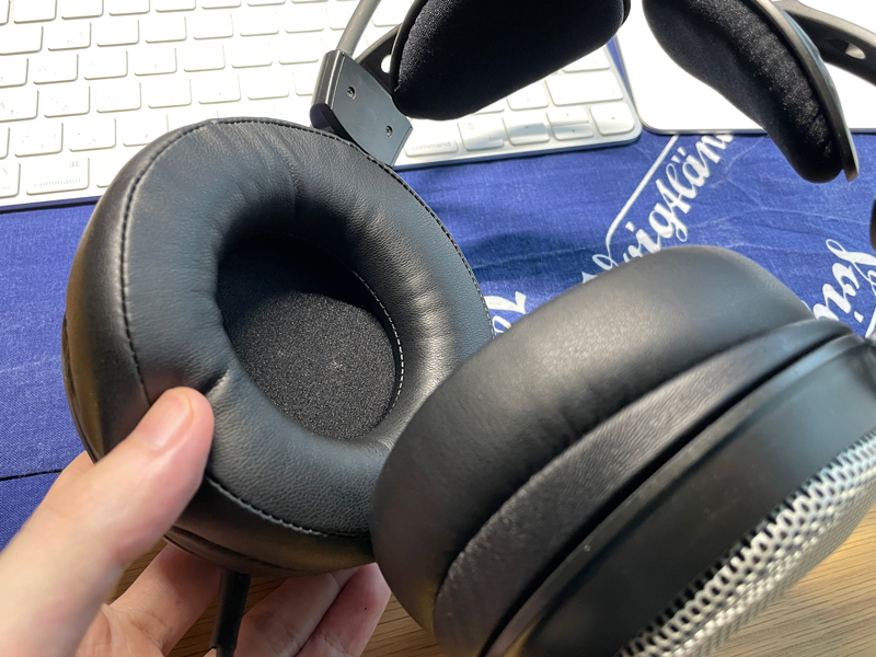 イヤーパッド交換後。レザー張り（？）になりました