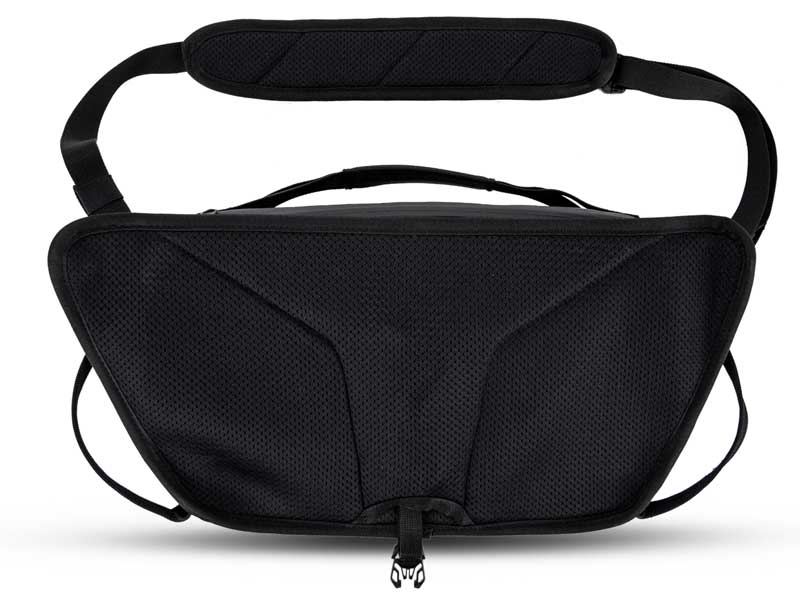 バッグの背面はエアメッシュ素材