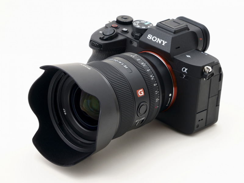 α7 IVに装着。開放F1.4の広角レンズとは思えないコンパクトさ