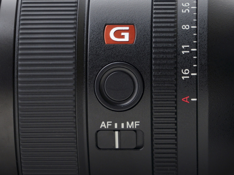 上からフォーカスホールドボタン、AF/MF切替スイッチ