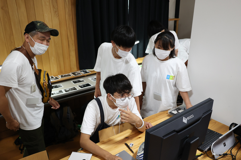 モニターを見つめる選手たち