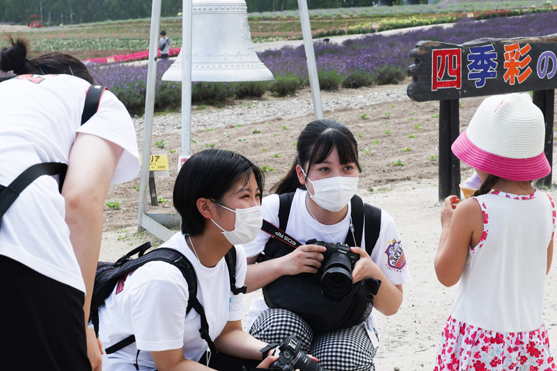 観光に来ていた家族に声をかける選手