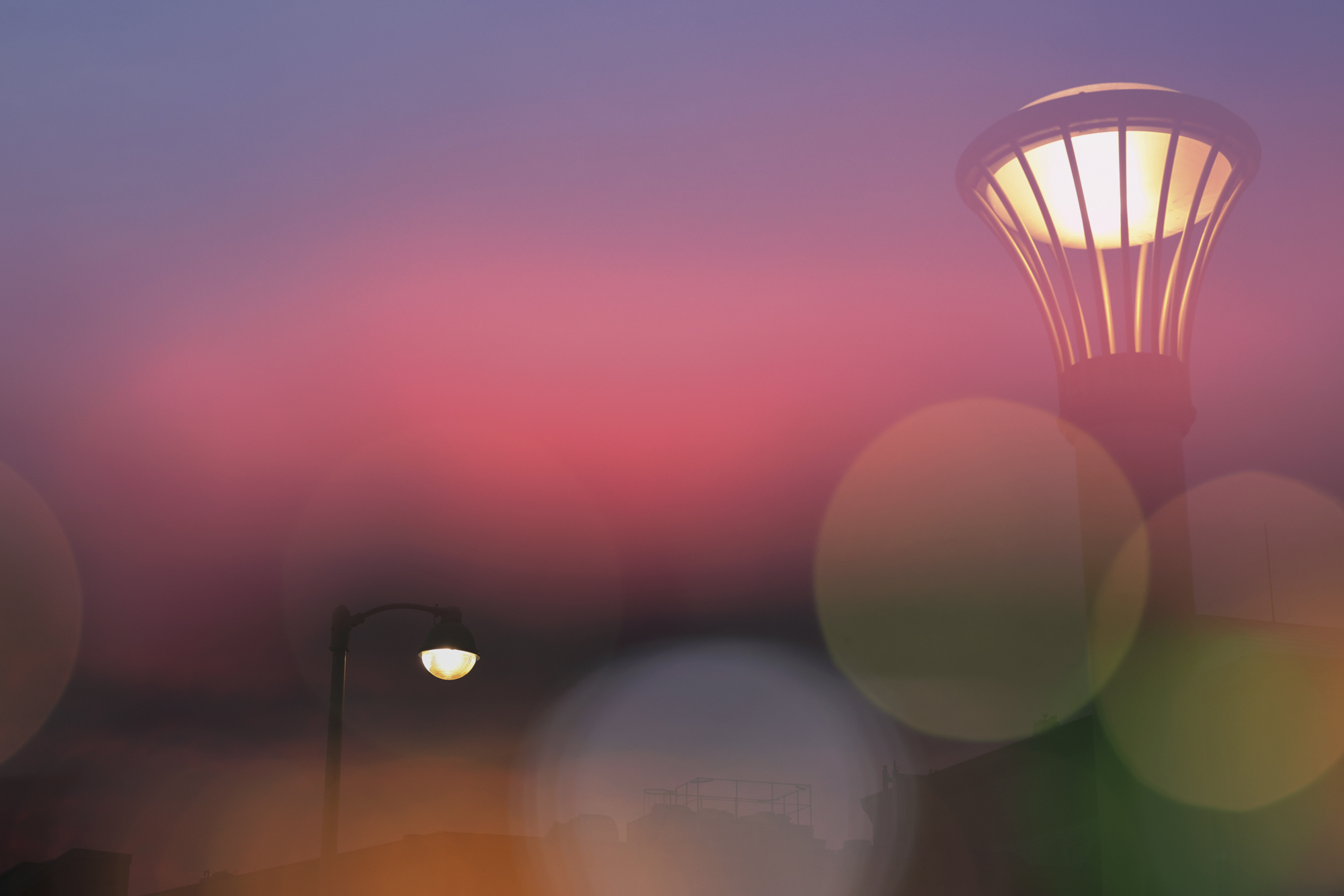 焼けた空と街の灯りを多重露出機能で重ねた。何でもない街灯も印象的な1枚になる<br><span class="fnt-85">RF35mm F1.8 MACRO IS STM／35mm（56mm相当）／絞り優先AE （F2、1/60秒、-1.0EV）／ISO 640／WB:太陽光</span>