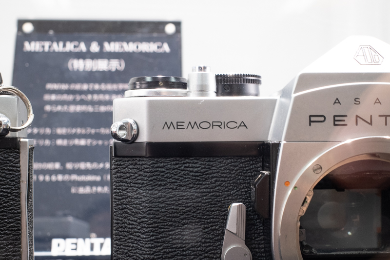 メタリカとメモリカ。2台は担当者も異なり、一見似ているようで、共通部分は少ない。2台揃っての展示が貴重。今後も“ふとしたタイミングで”こうしたレアモノがお目見えしたり、入れ替わったり、という楽しさを継続していくとのこと