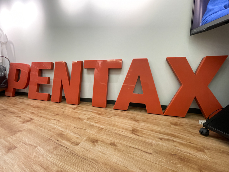 壁に立てかけられたPENTAXの文字。おしゃれな飾りアイテムかと思いきや、PENTAX板橋事業所に掲げられていた文字の現物だという