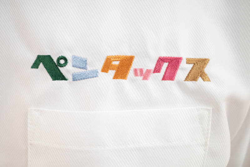 PENTAXクラブハウスのスタッフが着用しているシャツ。胸元の刺繍がかわいい。今のところ非売品