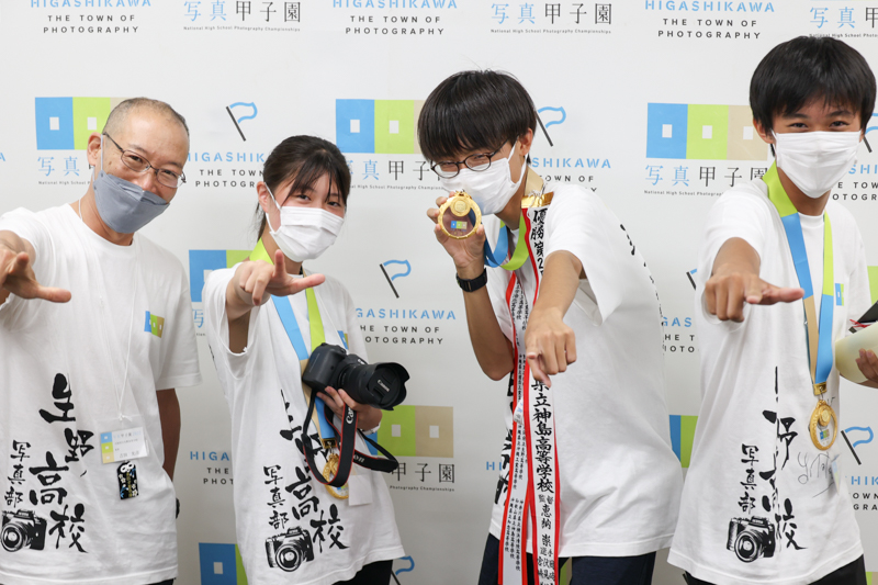 優勝した大阪府立生野高等学校のメンバー。左から監督の吉田充彦さん、白石琴乃さん、難波歩さん、渡辺大翔さん